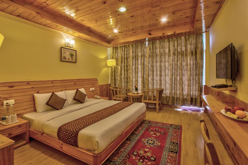 deluxe room of best hotels in manali