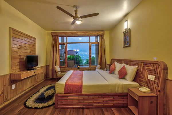 standard hotel room in manali