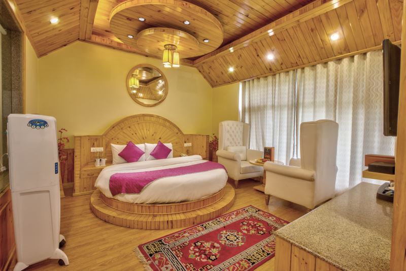 luxury room of best resorts in manali